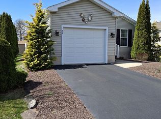 28 Sunrise Ln, Chicopee, MA 01020