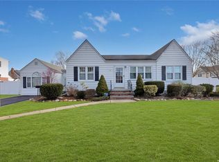 33 Oak St, Farmingdale, NY 11735