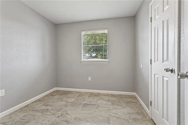 3 bed, 1.0 bath, 1270 sqft, $1,800 — Photo 4