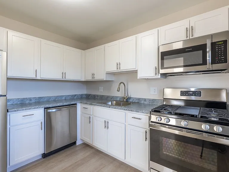 Stoneybrooke Apartments — Photo 8