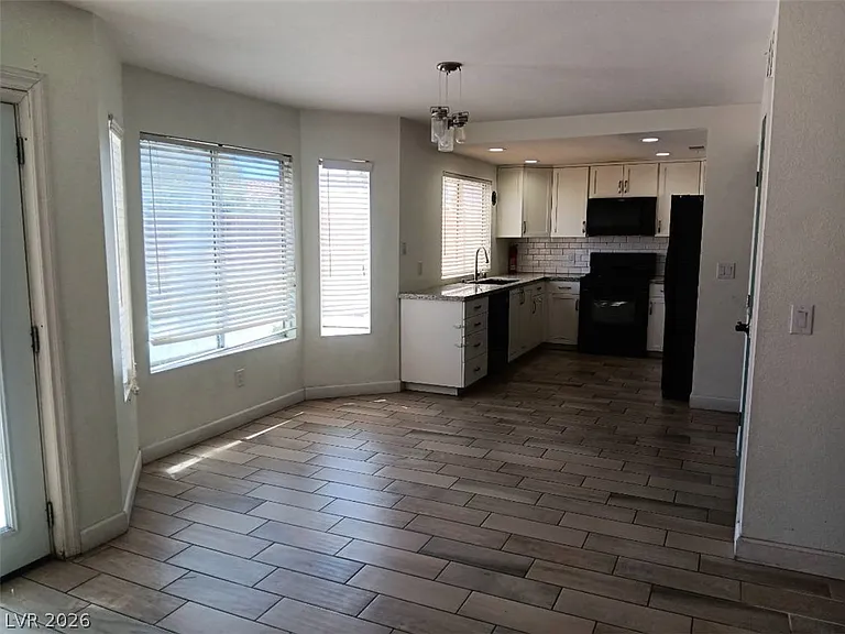 121 Logansberry Ln — Photo 6