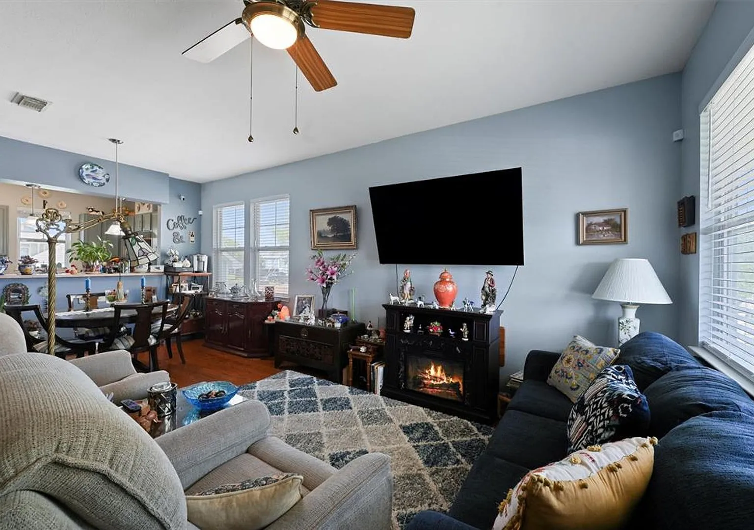 Welcome to your dream home in the heart of The Oaks! — Photo 3