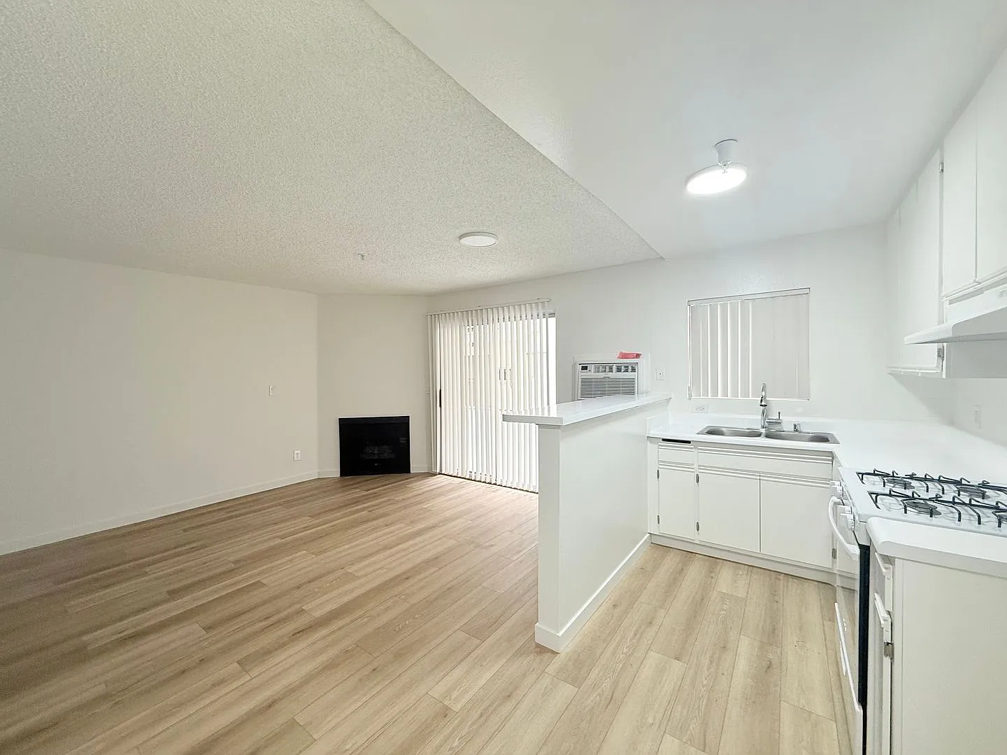 400 Westmoreland Apartments - Modern, approachable, city-living vibe — Photo 4