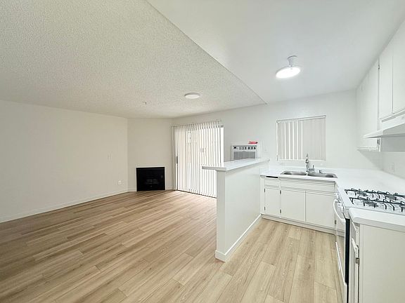 4th image of 400 S Westmoreland Ave APT 220