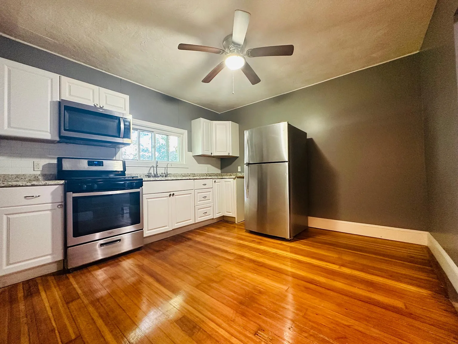 3 bed, 1356 sqft, $2,850 — Photo 2