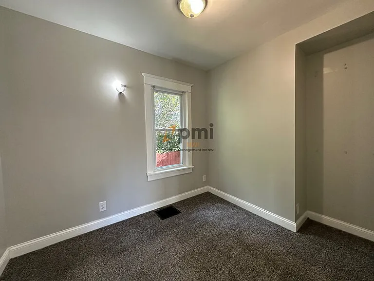 2122 Elston St #A — Photo 16