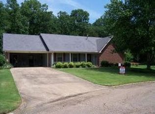 1902 Holly Hill Dr, Tupelo, MS 38801
