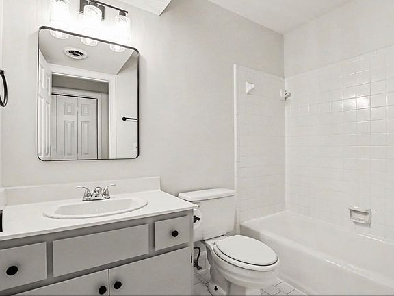 5th image of 213 Hillsboro Pl