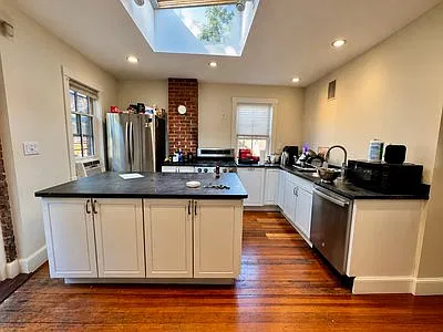6 bed, 9999 sqft, $8,200 — Photo 2