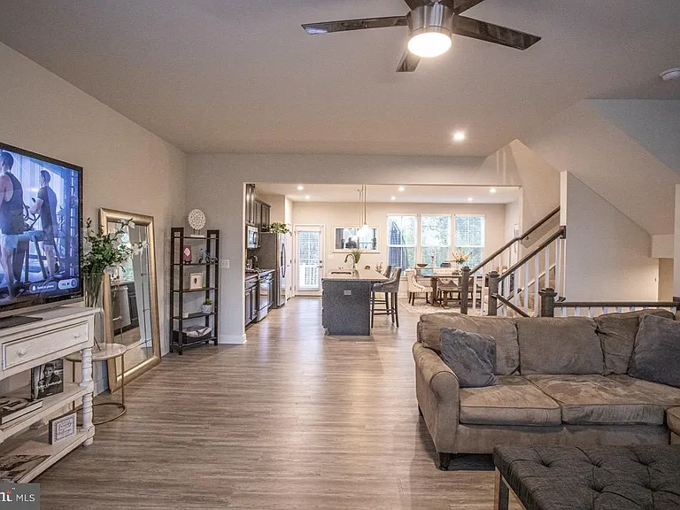 7821 Cove Point Dr — Photo 4