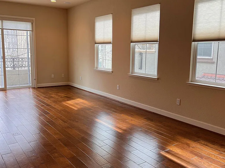 216 Hockney Ave — Photo 2