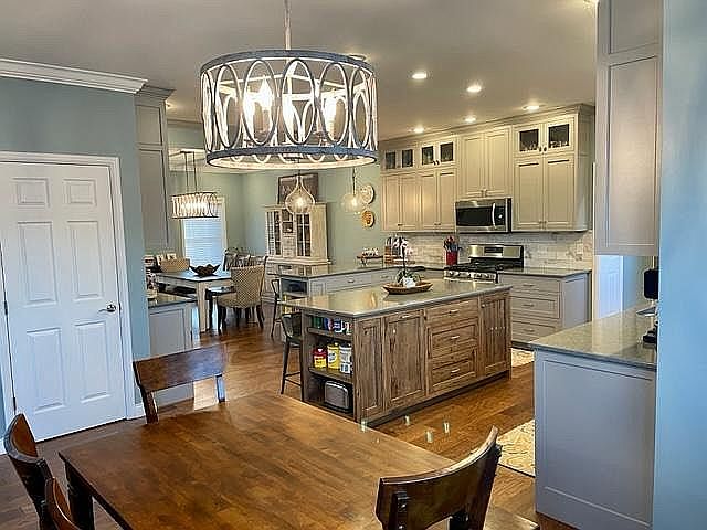 1st image of 2511 Meadowcrest Dr