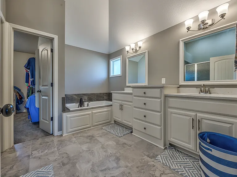 8135 NW 90th Ter — Photo 31
