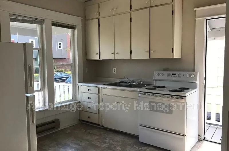 3 bed, 2.0 bath, 924 sqft, $2,500 — Photo 4