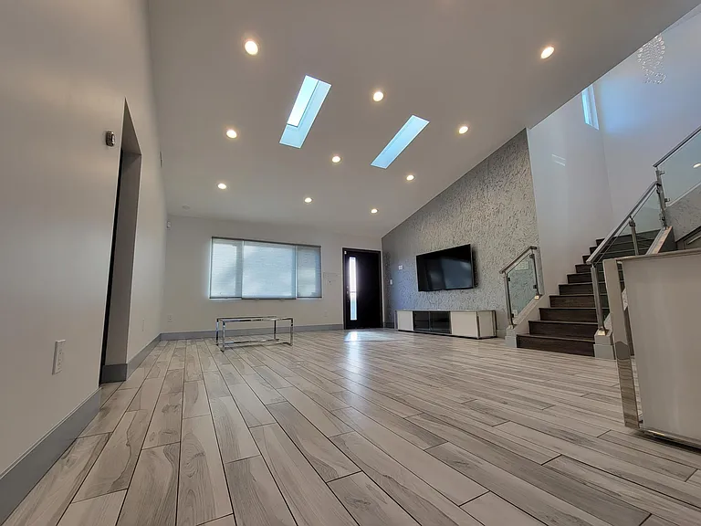 10730 Helendale Ave — Photo 8