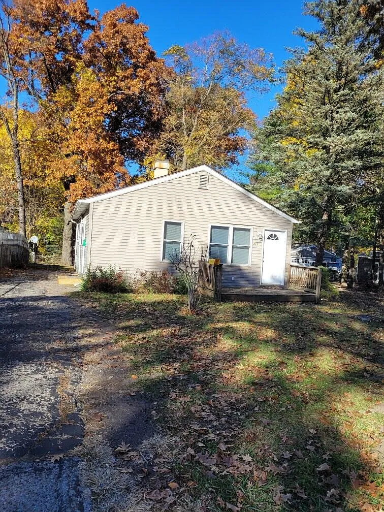 242 Burr St photo 1