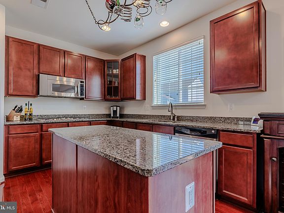 5th image of 143 E Meadow Dr