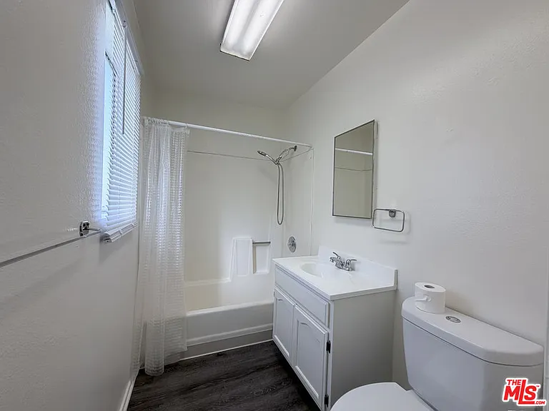 1137 W 36th Pl #1 — Photo 6