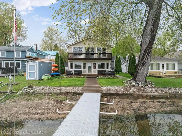 4825 Downing Dr, Pinckney, MI 48169