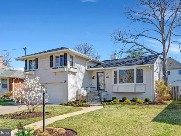 7703 Newmarket Dr, Bethesda, MD 20817