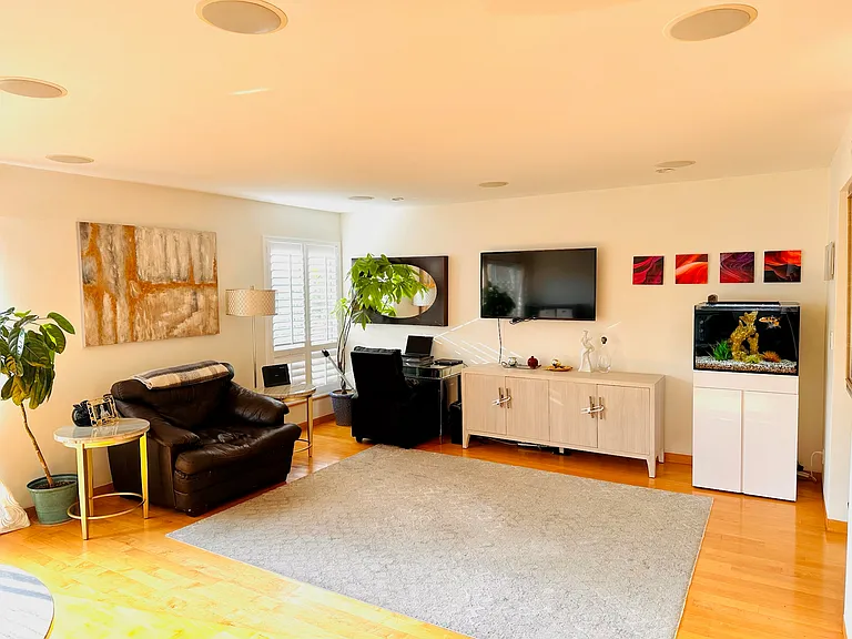 4900 Whitsett Ave #7 — Photo 11