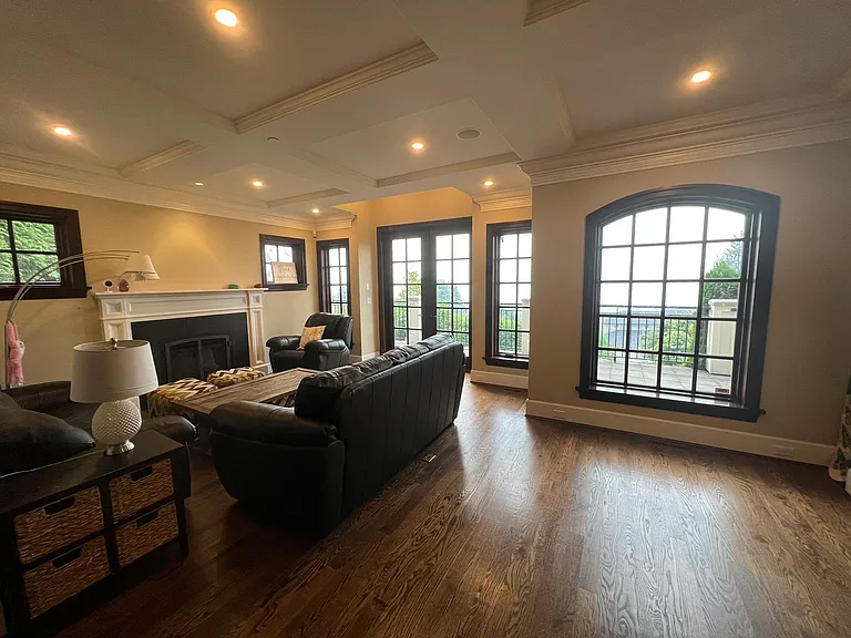1379 Chartwell Dr — Photo 15