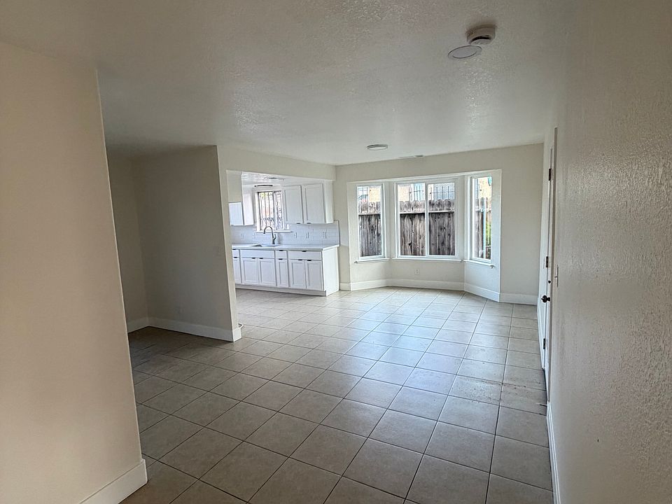 2nd image of 1013 E Jolson Ave