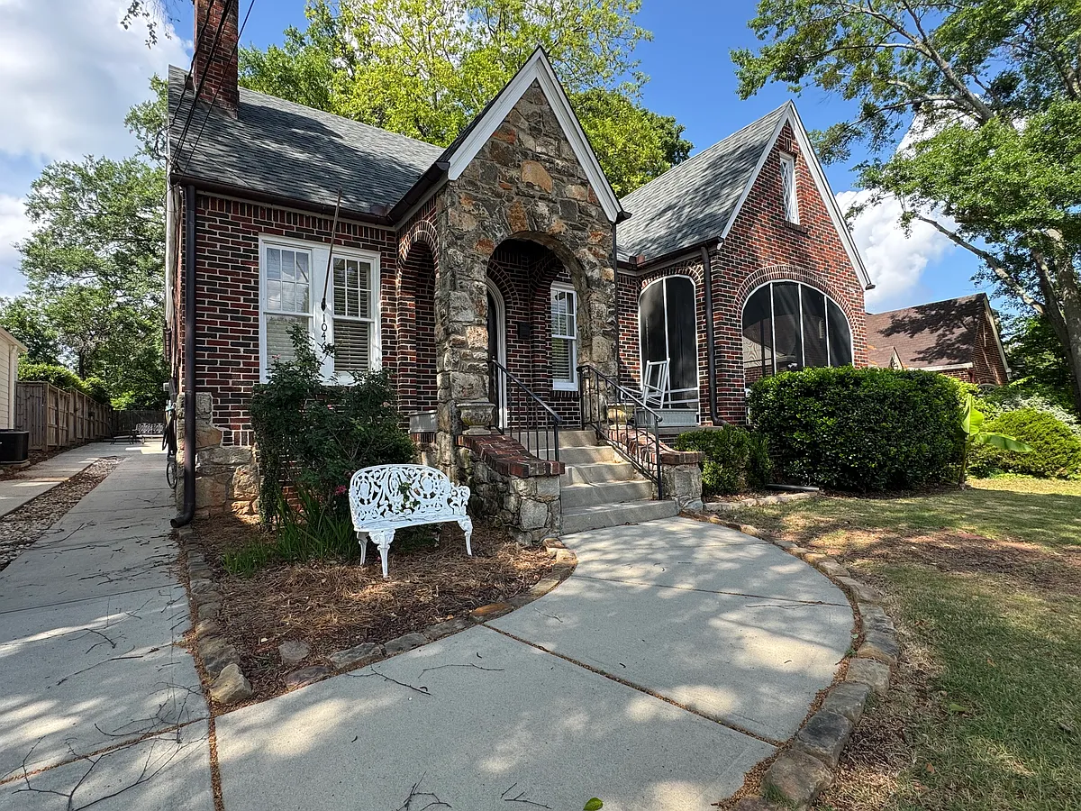 Building Photo - 1046 Rosewood Dr NE