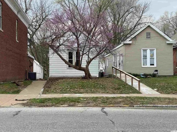 903 N 12th St, Quincy, IL 62301