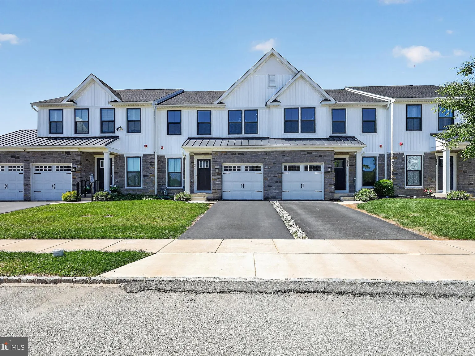 3 bed, 3.5 bath, 2570 sqft, $3,800 — Photo 2