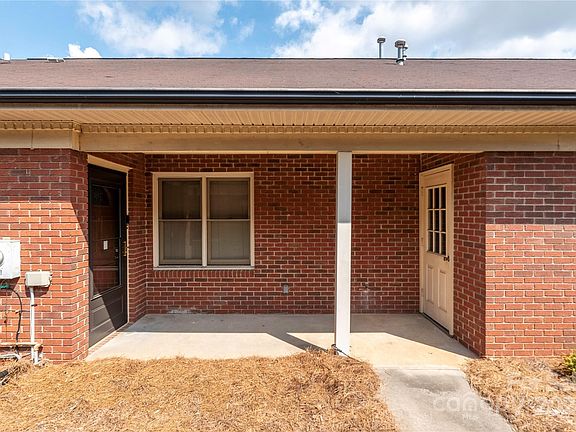 5th image of 124 N Oakwood Dr