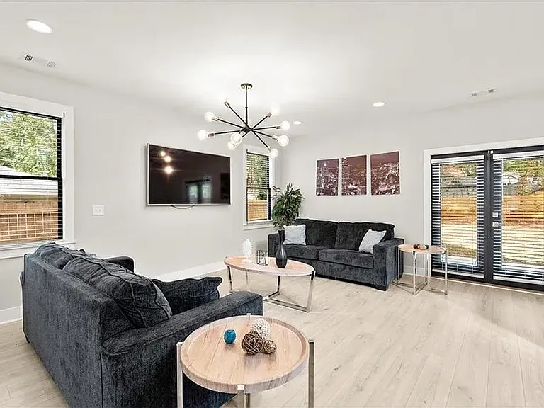 2145 Park Ter — Photo 10