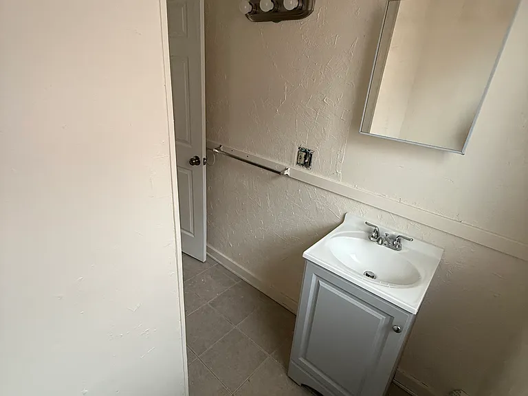 25-27 Irving St #2 — Photo 6