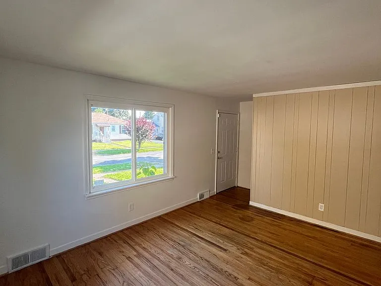 33 Van Olinda St — Photo 13
