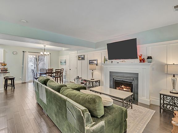 3rd image of 1014 Creekside Dr