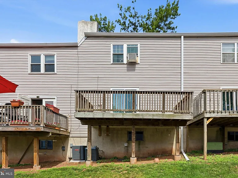 736 Village Ln — Photo 25