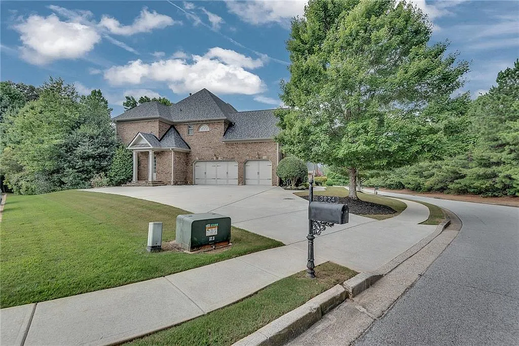 5 bed, 5.0 bath, 5063 sqft, $5,500 — Photo 4
