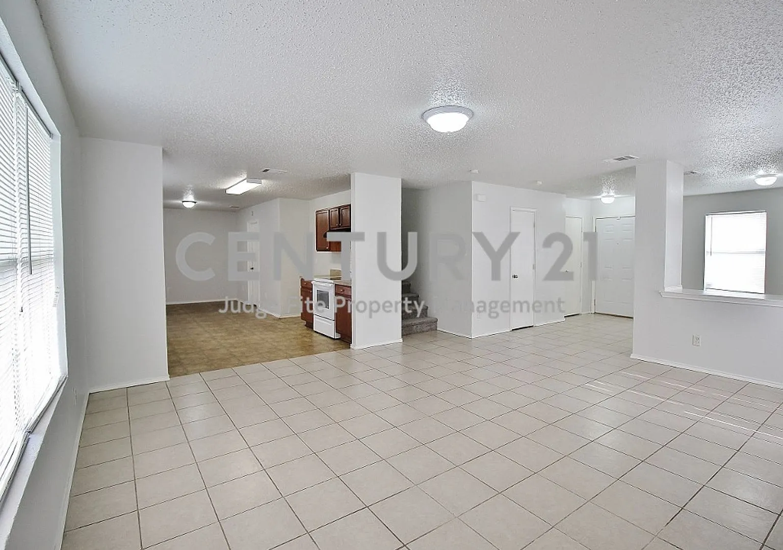 Spacious 2-Story 3/2.5/2 in S. Dallas For Rent! — Photo 4