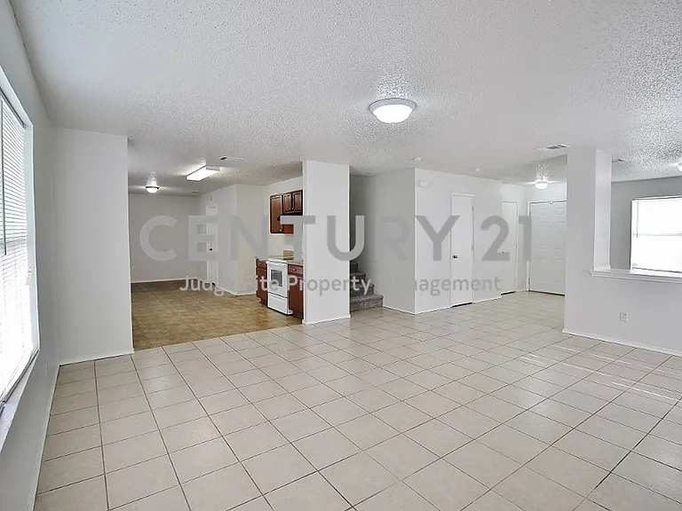 3325 Tioga St — Photo 4