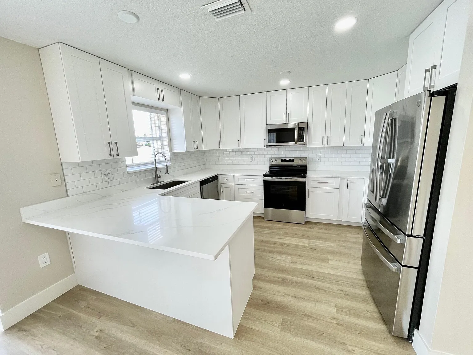 5 bed, 2.5 bath, 2820 sqft, $4,850 — Photo 4