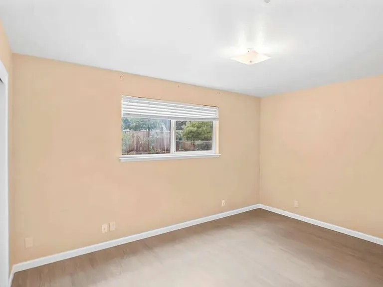 4675 Englewood Dr — Photo 3