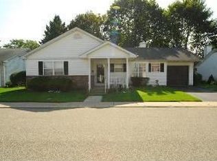 18 Pilar Ln, Oakdale, NY 11769