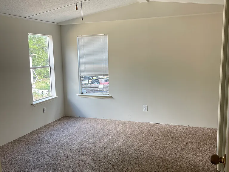 221 Meteyard Ln — Photo 6