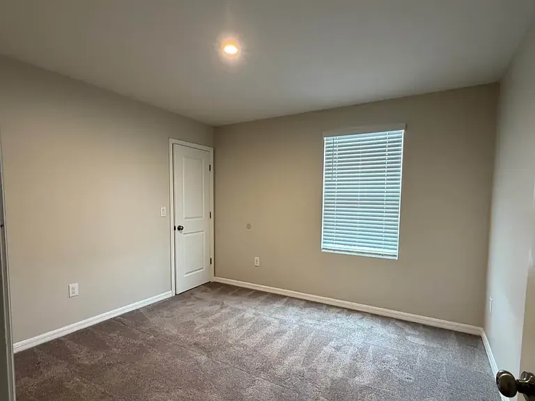 564 Meadow Bend Dr — Photo 6