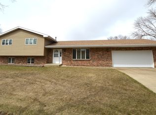 712 Taylor Dr, Aberdeen, SD 57401