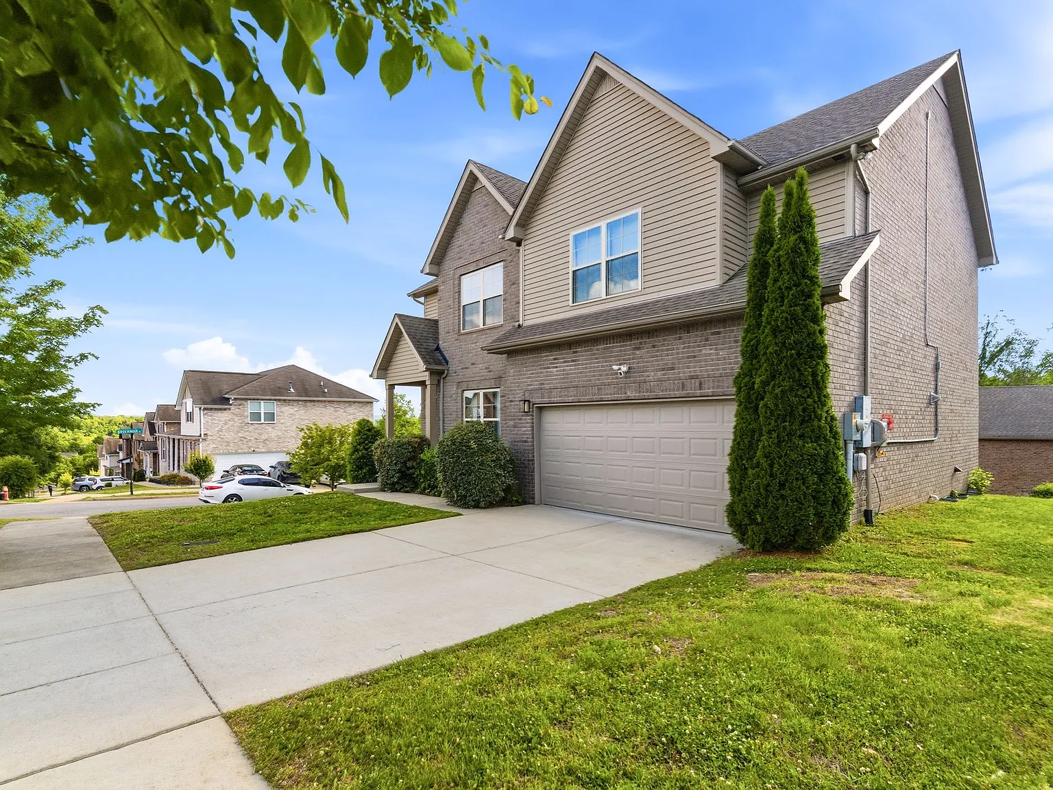 4 bed, 2.5 bath, 2459 sqft, $2,899 — Photo 2