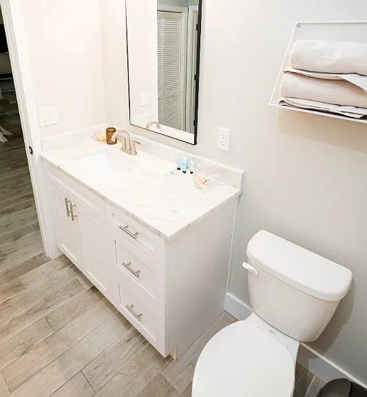 705 E Elm St — Photo 8