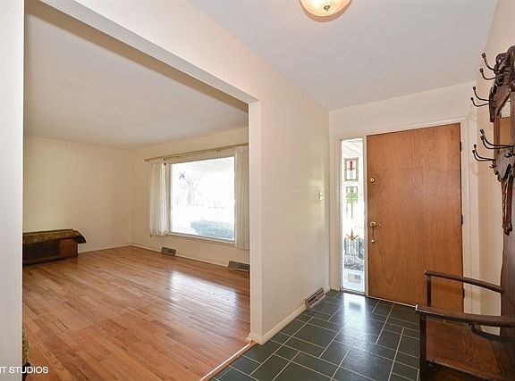 2nd image of 822 Longmeadow Dr