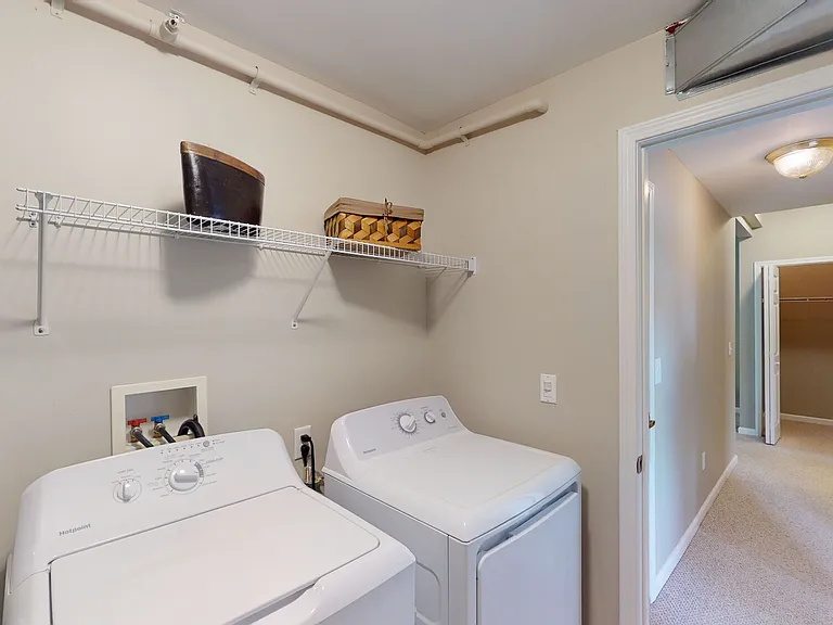 Park Lane Apartments — Photo 11