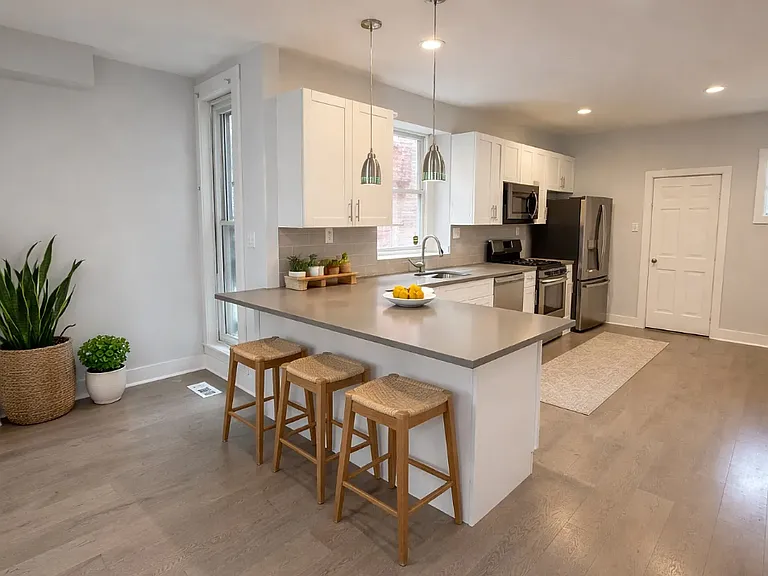 5515 Catharine St — Photo 6